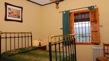 5 bedrooms, iron/ironing board, WiFi, bed sheets