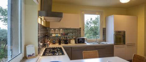 Geladeira, micro-ondas, fogão, cooktop