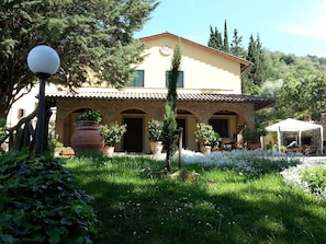 Exterior - Villa in a hilly area surrounded by greenery with swimming pool and breathtaking views (cortona)
