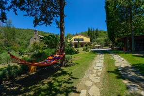 Property grounds - Villa in a hilly area surrounded by greenery with swimming pool and breathtaking views (cortona)