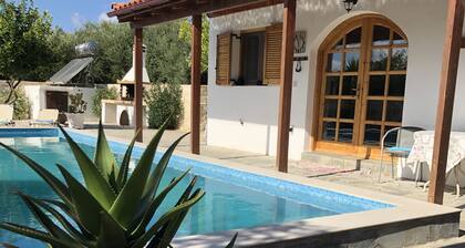 Spacious 3 bedroom Villa with private pool, patio and roof terrace.