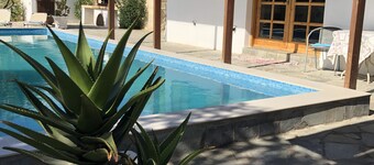 Tilava 3 makuuhuoneen huvila uima-allas, terassi ja kattoterassi.