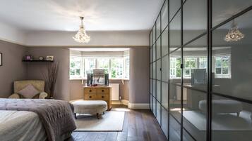 5 bedrooms, desk, iron/ironing board, travel crib