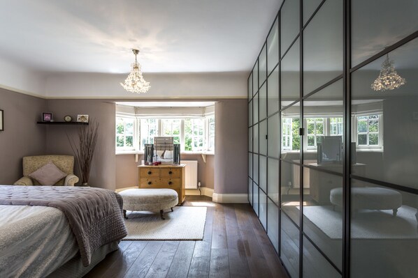 5 bedrooms, desk, iron/ironing board, travel crib