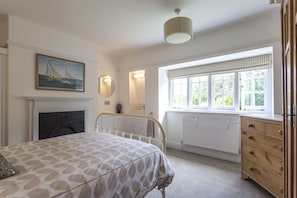 5 chambres, bureau, fer et planche à repasser, lit de bébé portatif
