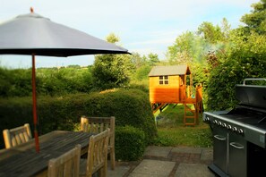 Outdoor dining - 👨‍👨‍👧‍👦   Countryside Family Friendly House & Annex - completely detached (Droxford)