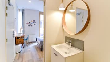 Premium tweepersoonskamer | Badkamer | Een douche, gratis toiletartikelen, een haardroger