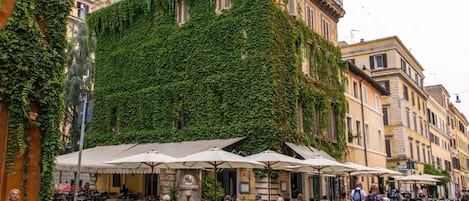 تناول الطعام بالخارج