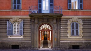 A building with a grand entrance, multiple windows with shutters, and a balcony. - Lux comfort privacy in the center of Rome, shared by a group of 10 friends (Roma)