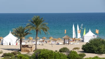 Chaises longues, serviettes de plage
