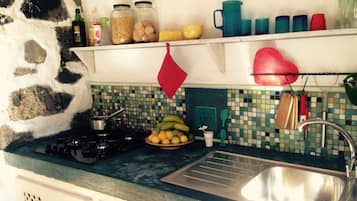 Refrigerador, parrilla de estufa, cafetera y tetera y periquera