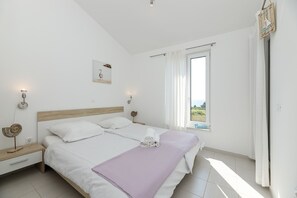 4 bedrooms, iron/ironing board, free WiFi, bed sheets
