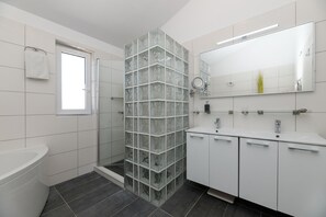 Bañera, secador de pelo, bidé y toallas