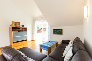 TV, books - New building! quiet location, 3 bedrooms, over 100 sqm, garden, WLAN free of charge (Überlingen)