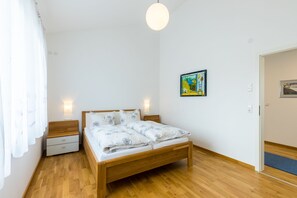 3 bedrooms, iron/ironing board, free WiFi, bed sheets