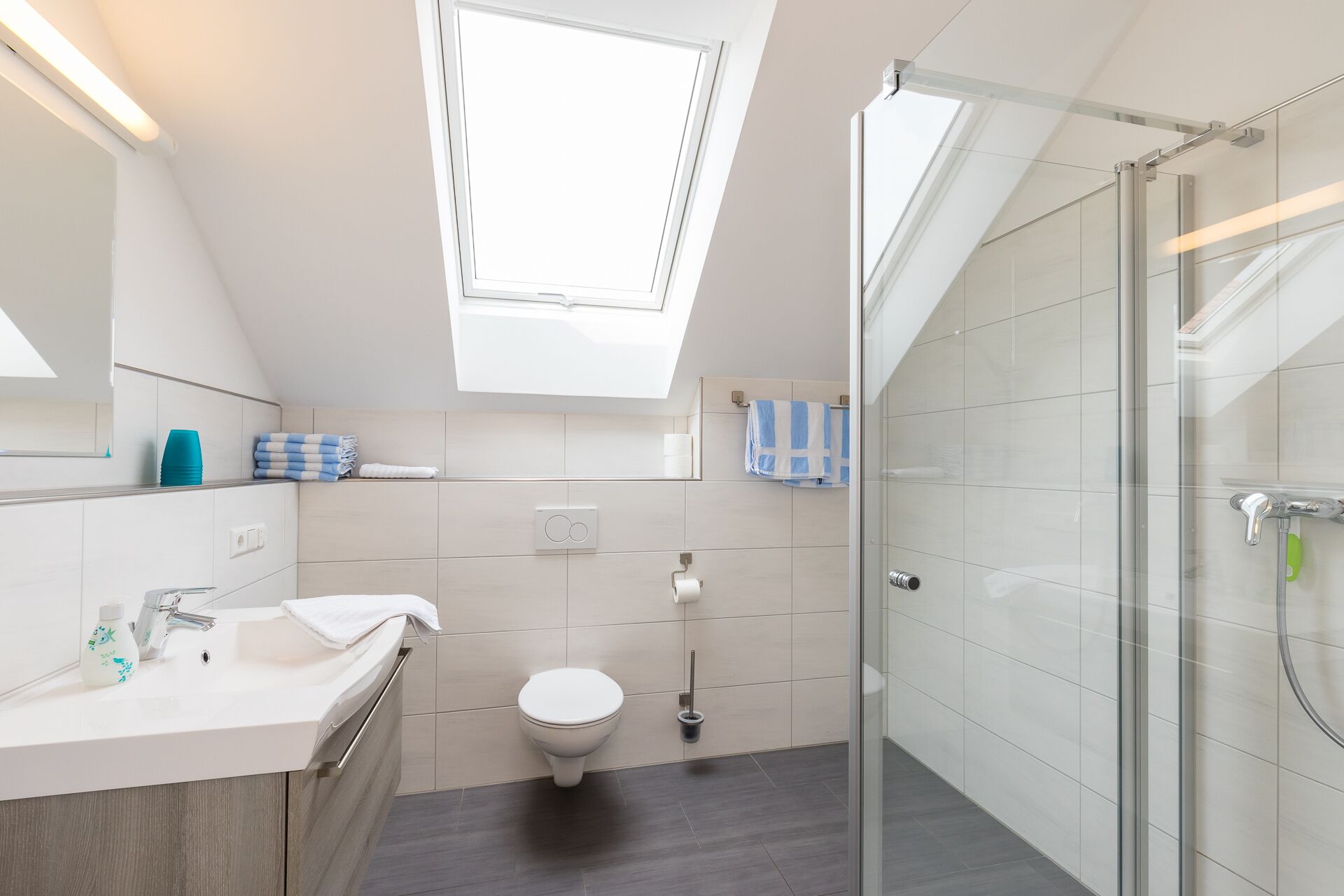 Dusche, Haartrockner, Handtücher, Seife