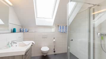 Dusche, Haartrockner, Handtücher, Seife