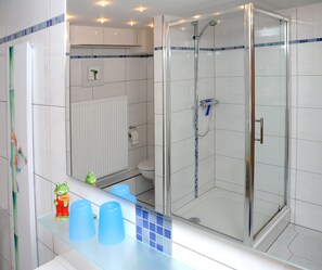 Douche, sèche-cheveux, serviettes fournies