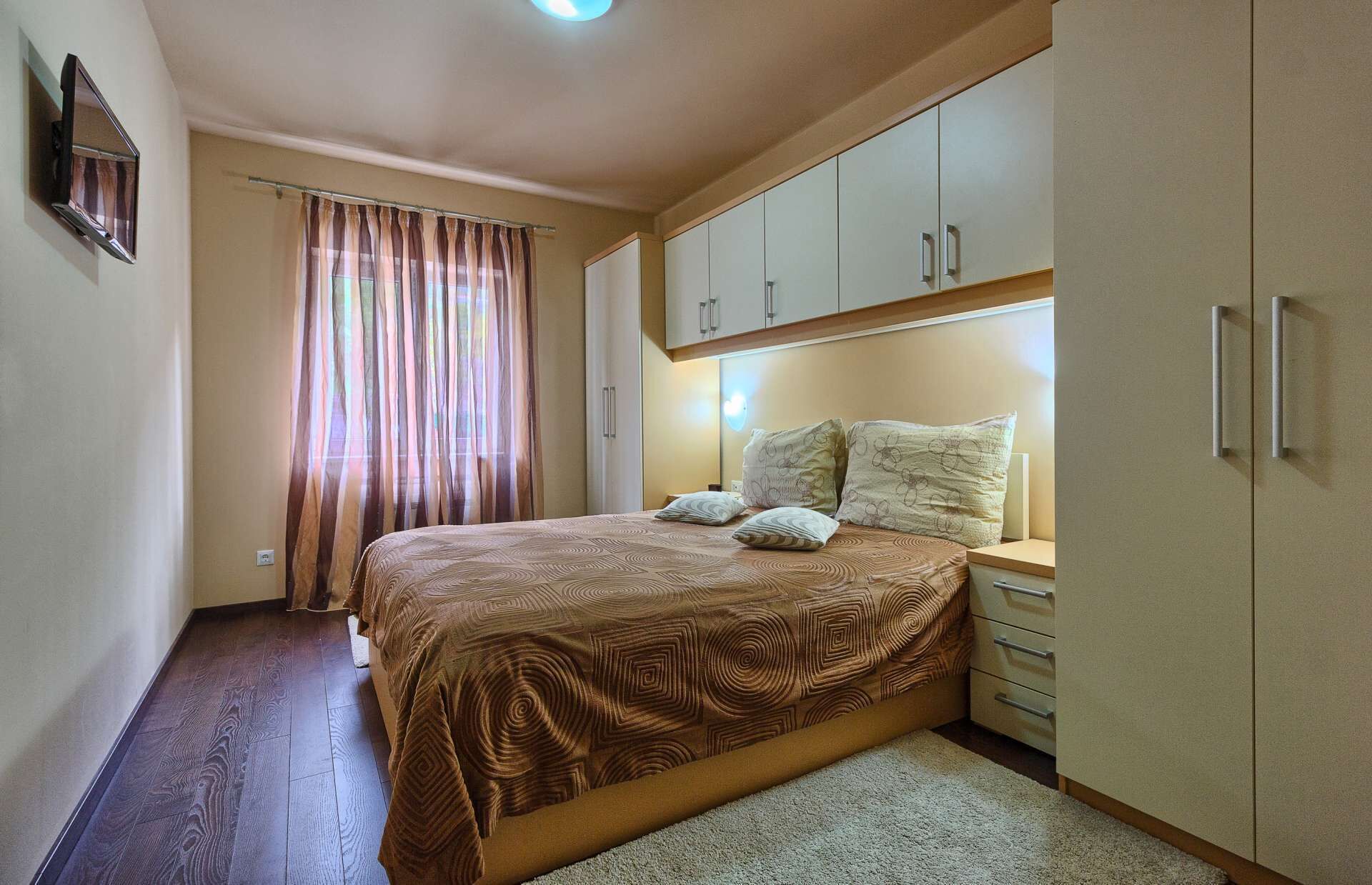 6 bedrooms, iron/ironing board, WiFi (free), bed sheets