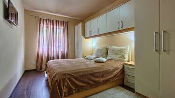 6 bedrooms, iron/ironing board, WiFi (free), bed sheets
