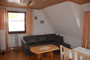 Fernseher, DVD-Player, Bücher, Stereoanlage