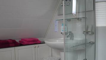Dusche, Haartrockner, Bidet, Handtücher