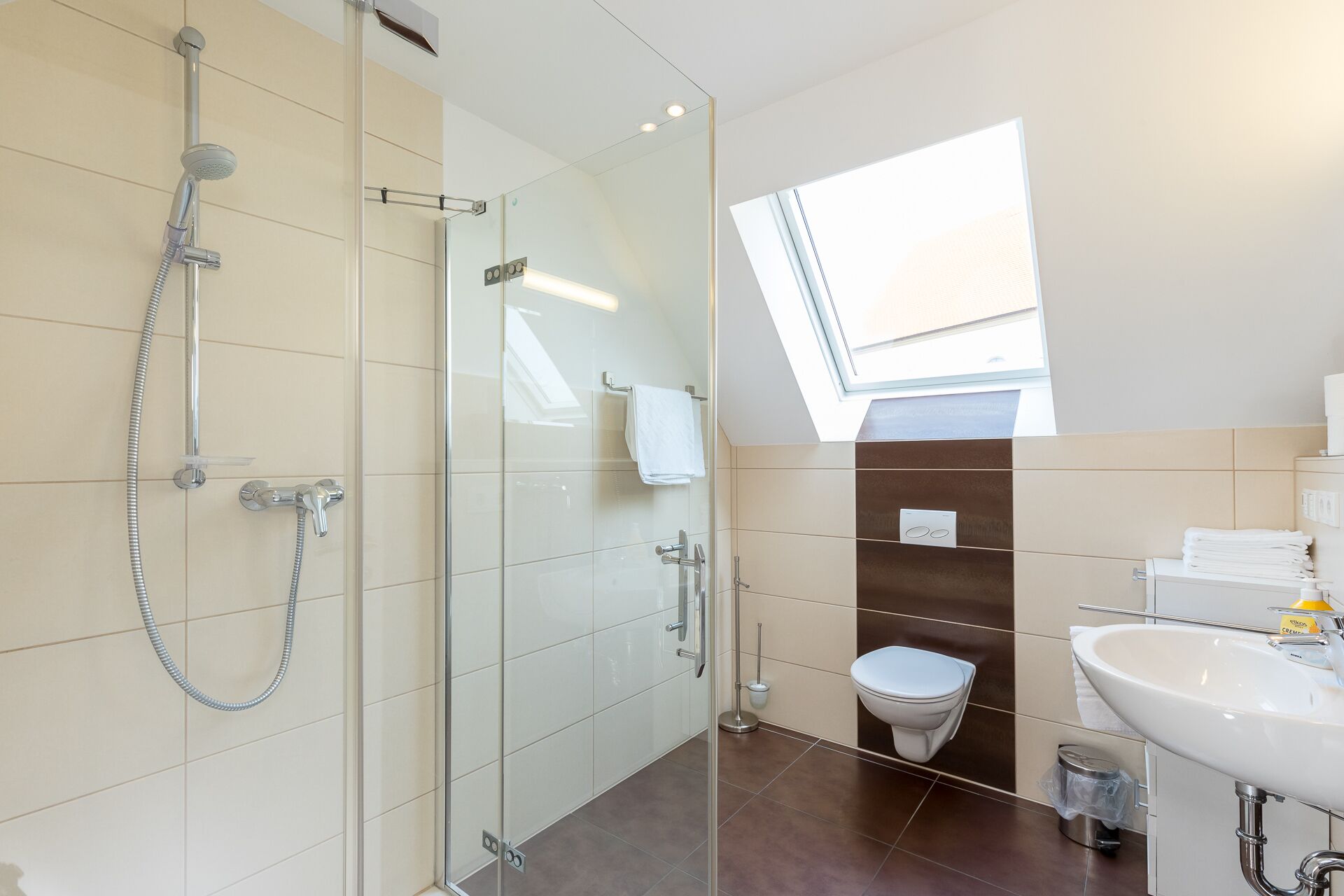 Douche, sèche-cheveux, serviettes fournies, savon