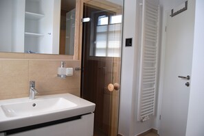Een douche, een haardroger, handdoeken, zeep
