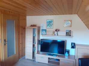 Interior - Family/child-friendly, lounge with billiards and balcony, free WLAN (Herrnhut OT Ruppersdorf)