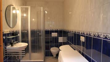 Dusche, Haartrockner, Seife, Toilettenpapier