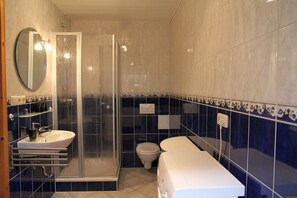 Dusche, Haartrockner, Seife, Toilettenpapier