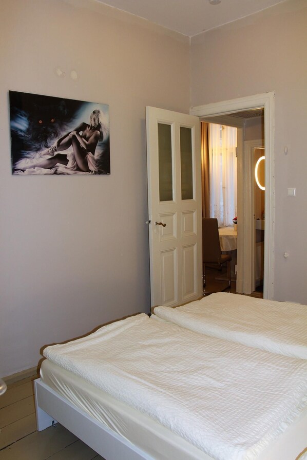 1 chambre, fer et planche à repasser, accès Internet, draps fournis