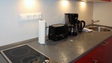 Kühlschrank, Mikrowelle, Herdplatte, Geschirrspüler