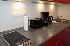 Kühlschrank, Mikrowelle, Herdplatte, Geschirrspüler