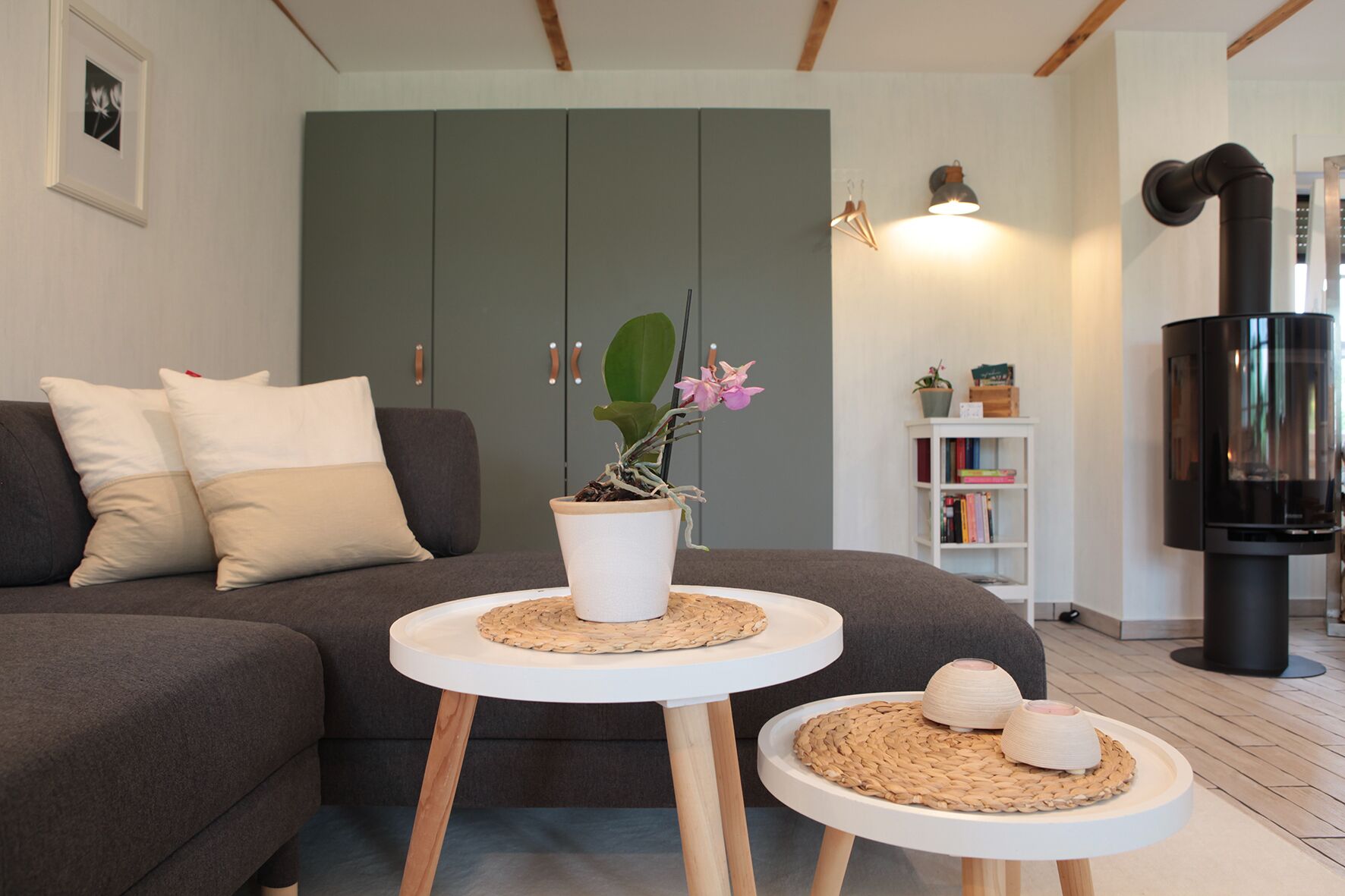 Smart-TV, Kamin, Bücher