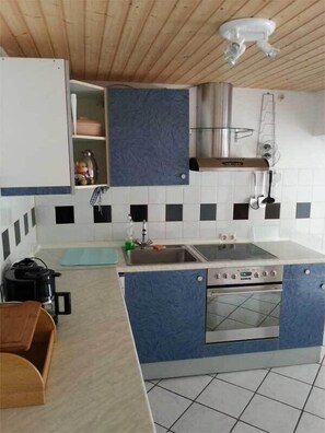 Fridge, microwave, oven, stovetop - Nice, large animal and family-friendly apartment in the Wilstermarsch (Neuendorf-Sachsenbande)