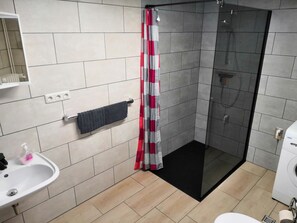 Combined shower/tub, hair dryer, towels