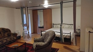 2 bedrooms, iron/ironing board, travel crib, free WiFi - Nice, large animal and family-friendly apartment in the Wilstermarsch (Neuendorf-Sachsenbande)