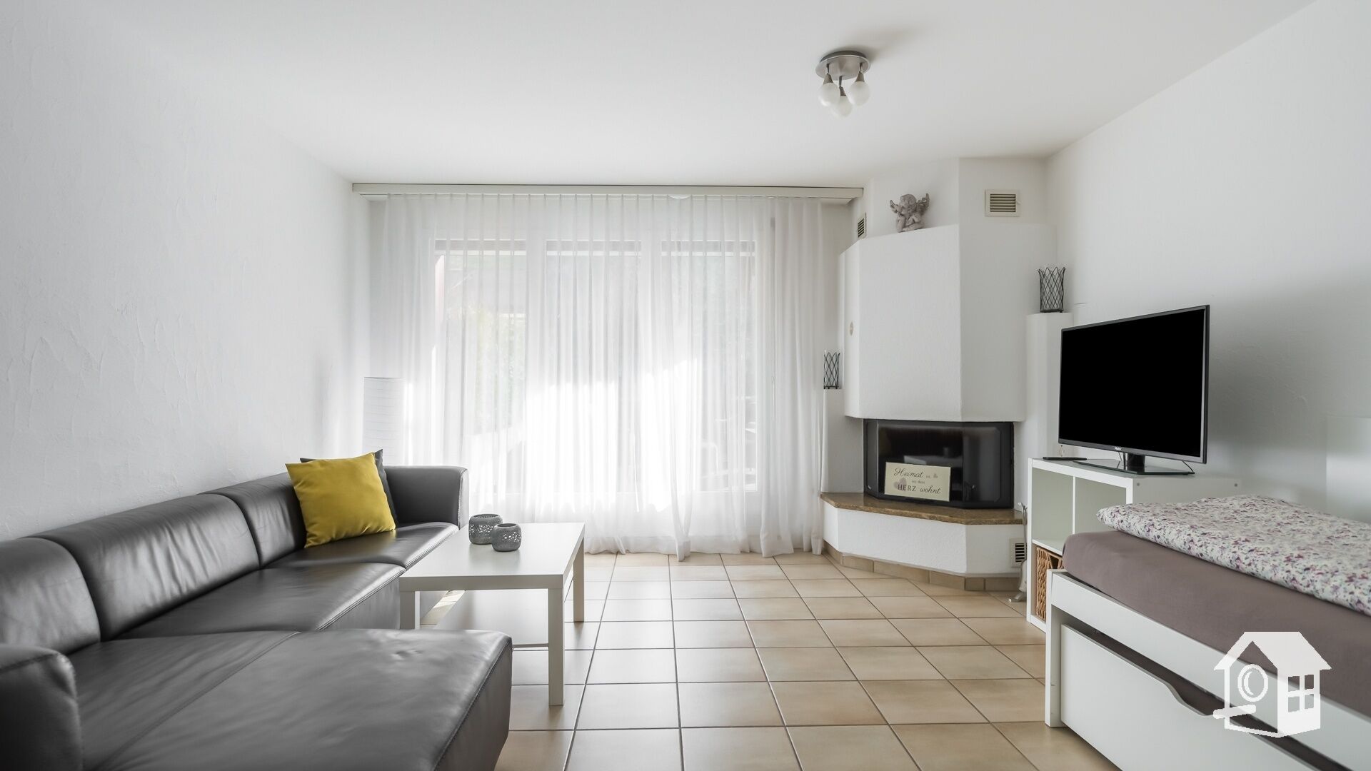 Fernseher, Kamin, Bücher