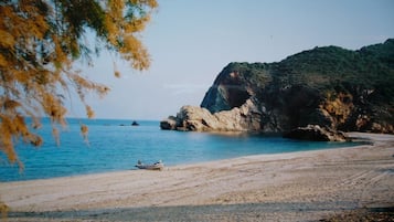 Una spiaggia nelle vicinanze