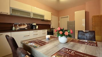 Geladeira, micro-ondas, fogão, cooktop