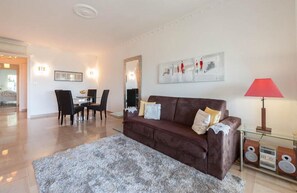 TV, DVD player, books - 4 *, BEACH / EVENTS, direct access to the beach, pool, garage, park. (Cannes)