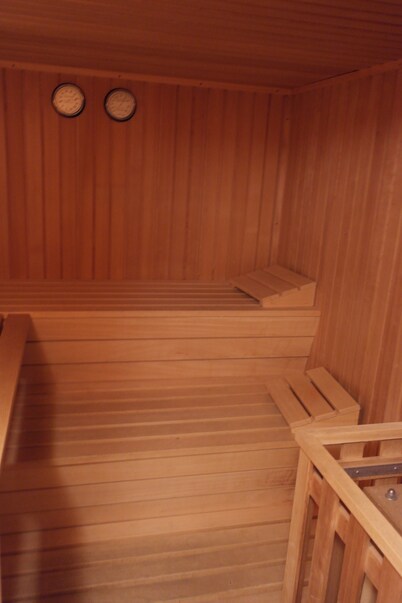 Apartment with mountain-view balcony, lake, garage, sauna, Wi-Fi, ...