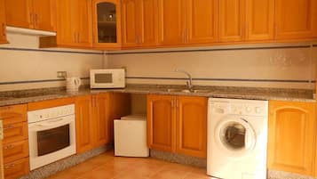 Frigorífico, microondas, horno y placa de cocina