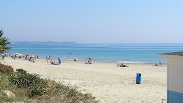 Vlak bij het strand, ligstoelen aan het strand