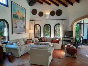 Smart TV, fireplace, DVD player, books - Romantic house with garden and mountain views (Cala San Vicente)