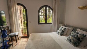 3 bedrooms, desk, iron/ironing board, free WiFi - Sustainable romantic retreat in a quiet location with mountain views (Cala San Vicente)