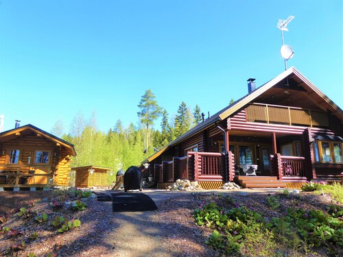 Cozy, 5 star log cabin directly on the lake. Water, forest, winter sports