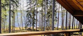 Cozy, 5 star log cabin directly on the lake. Water, forest, winter sports