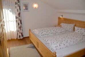 2 bedrooms, internet, bed sheets